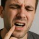 Denti che si muovono con le dita: cosa fare?